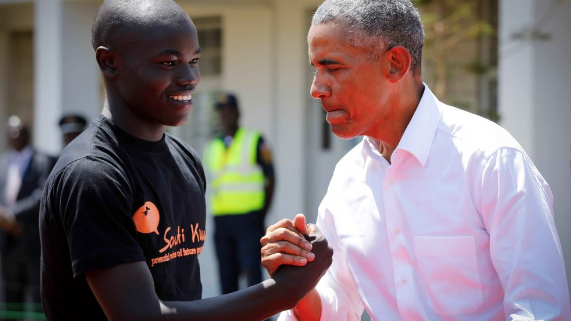 Barack Obama regresa a Kenia y baila con su abuela