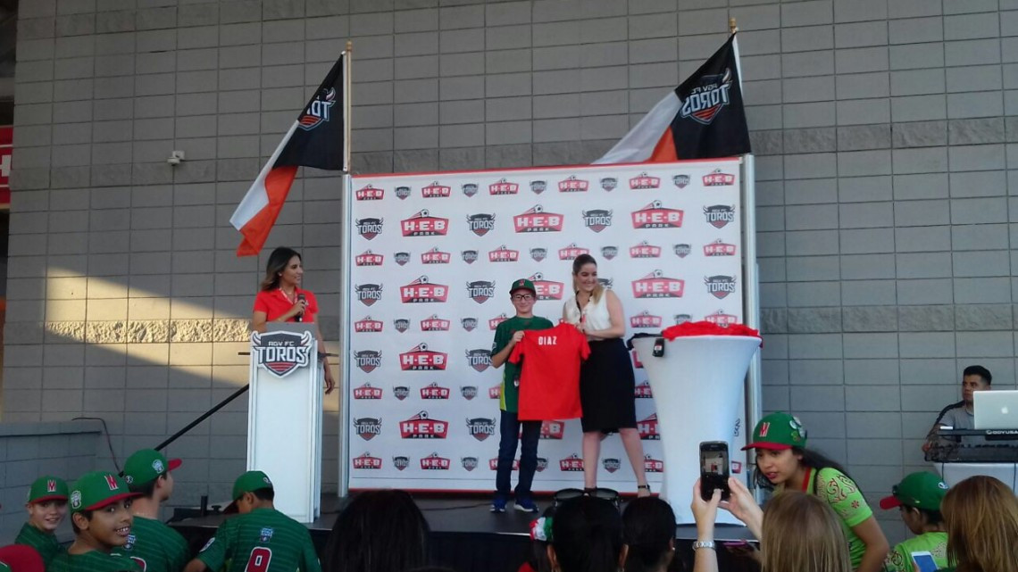 Festejan a la Treviño Kelly en HEB Park