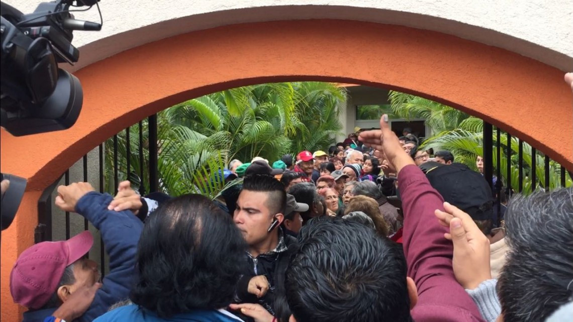 Arranca entre gritos y empujones selección de regidores en Morena