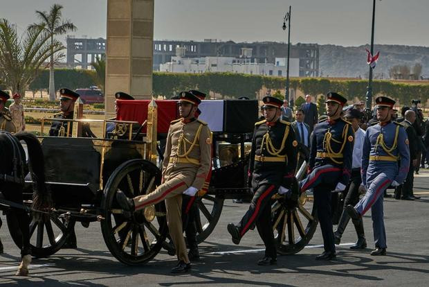 Egipto rinde honores militares a Hosni Mubarak 