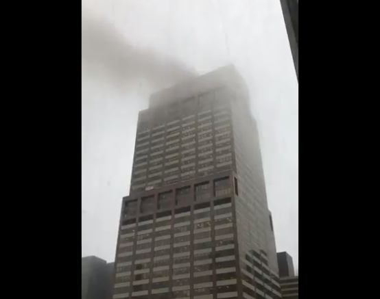 Se estrella helicóptero contra edificio de NY. Descartan ataque terrorista