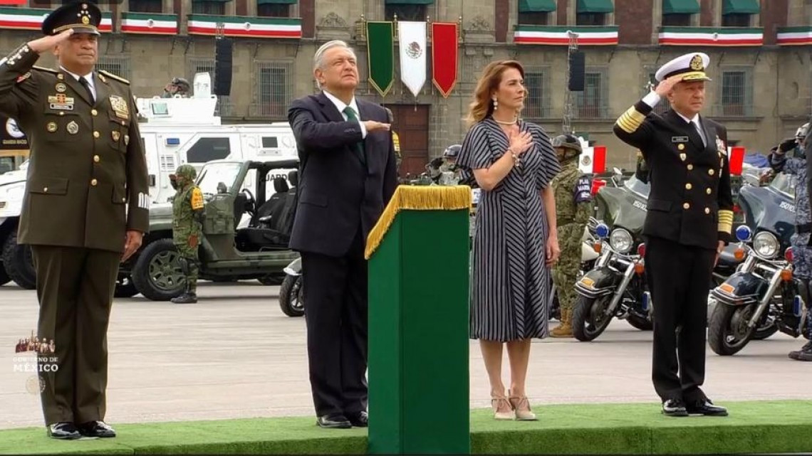 Encabeza López Obrador  desfile militar en el Zócalo capitalino