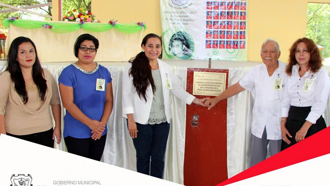 Acude alcaldesa a graduación de escuela primaria