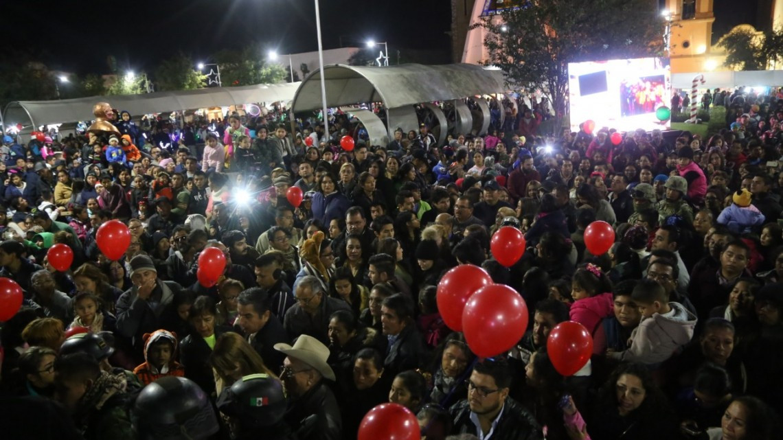 Niños encienden junto con alcaldesa Pino Navideño