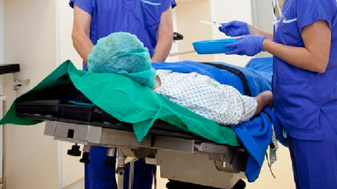 Muere mujer tras cirugía realizada por hombre que fingía ser doctor