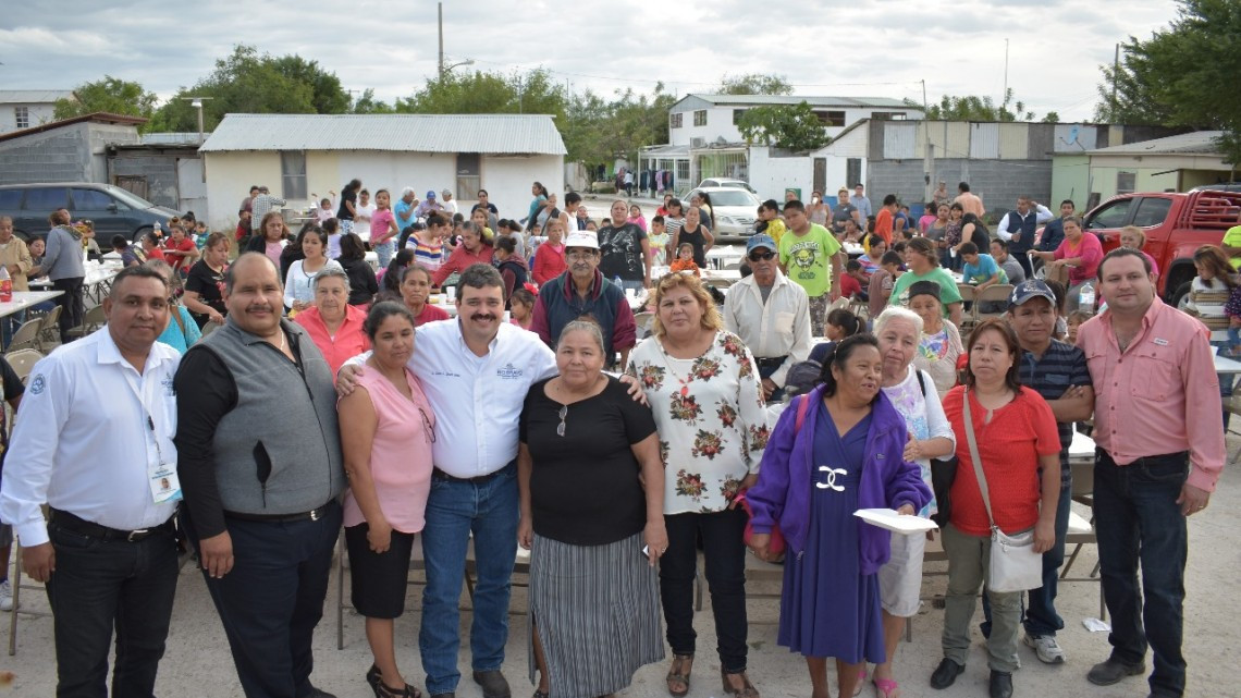 Convive Carlos Ulivarri con vecinos de la Cavazos Lerma 