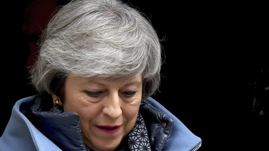 Acusan a May de comprar votos para Brexit con fondo de desarrollo