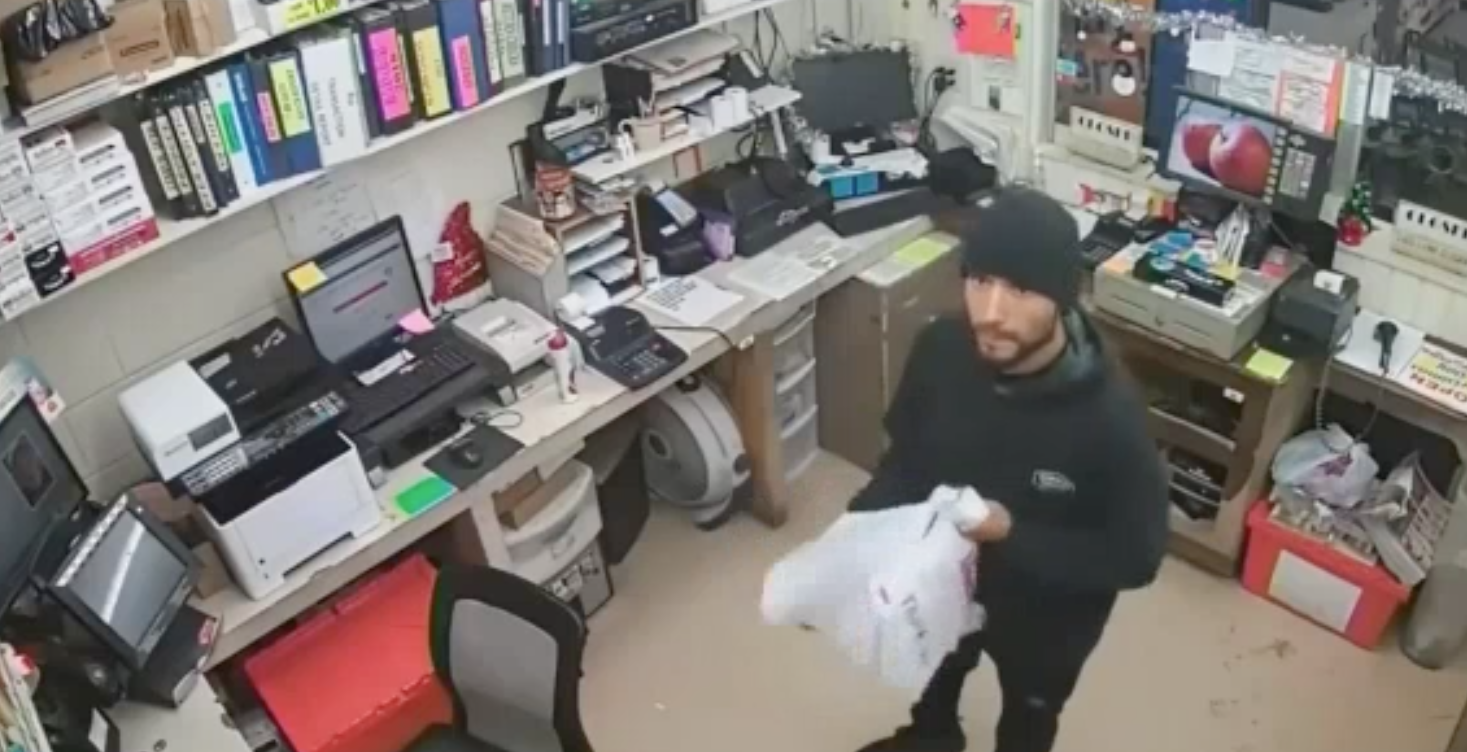 La policía busca a sospechosos de robo