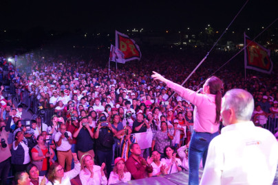 Festeja Carmen Lilia Canturosas Villarreal "Día de las Madres"