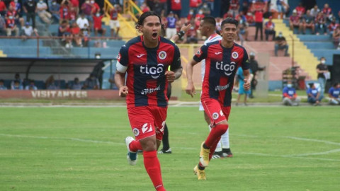 Le cambian el apodo al Gullit Peña por golazo en El Salvador