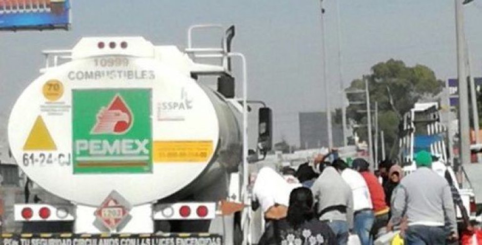 Vecinos de Ecatepec retienen y ordeñan pipa de Pemex