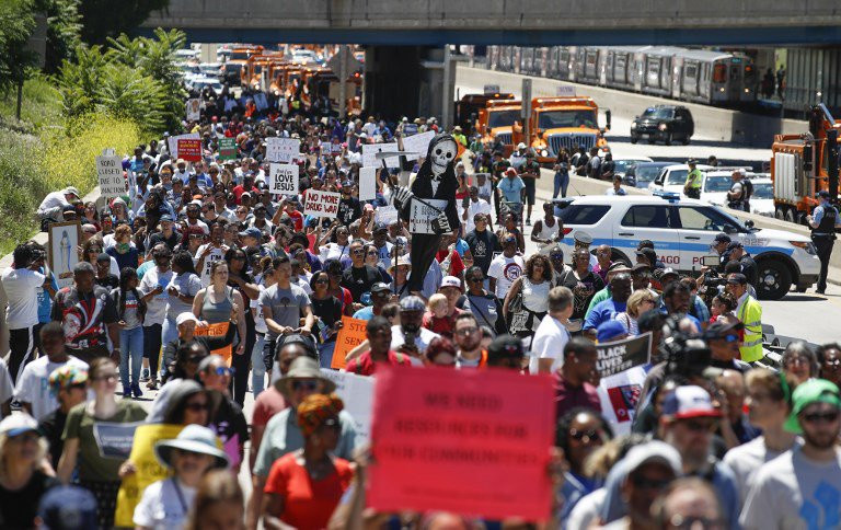 Miles de personas protestan en Chicago contra la violencia armada