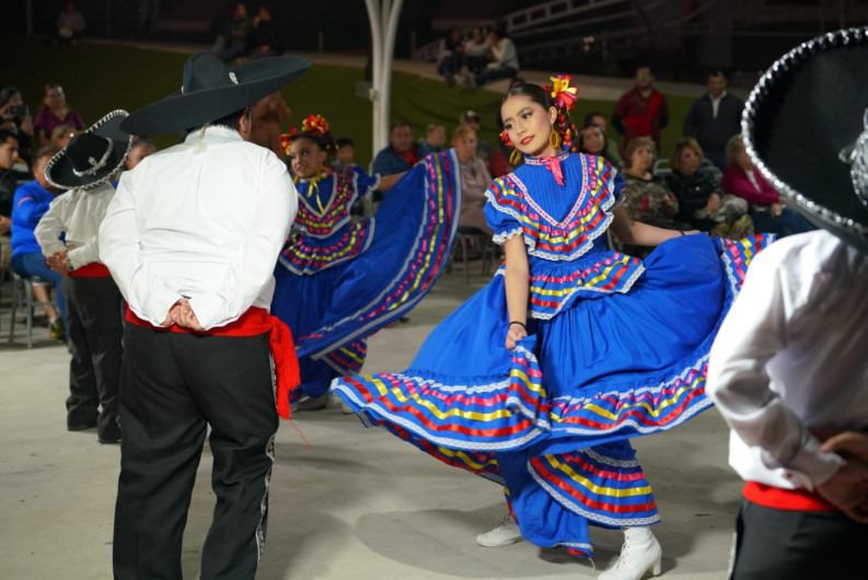 Disfrutan ciudadanos de folklor, baile y danzón en la plaza Simón Bolívar