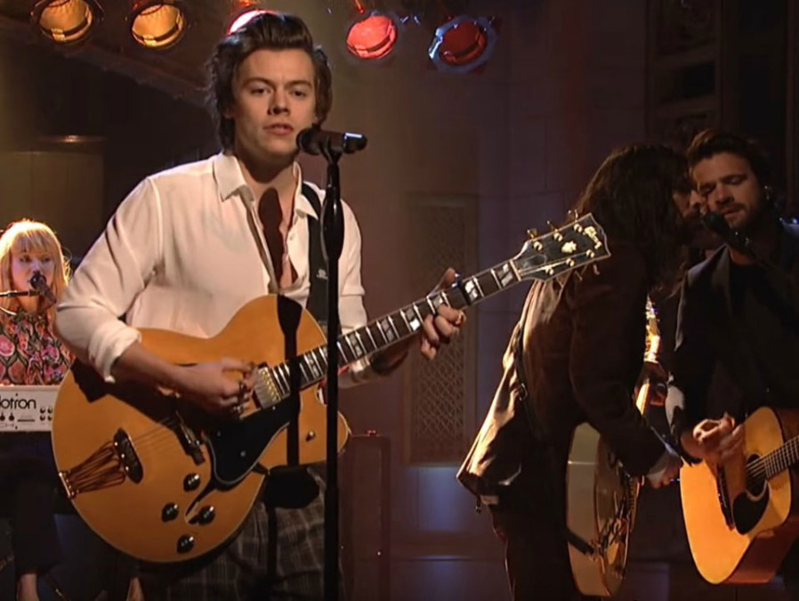 Harry Styles hace su primera aparición como solista