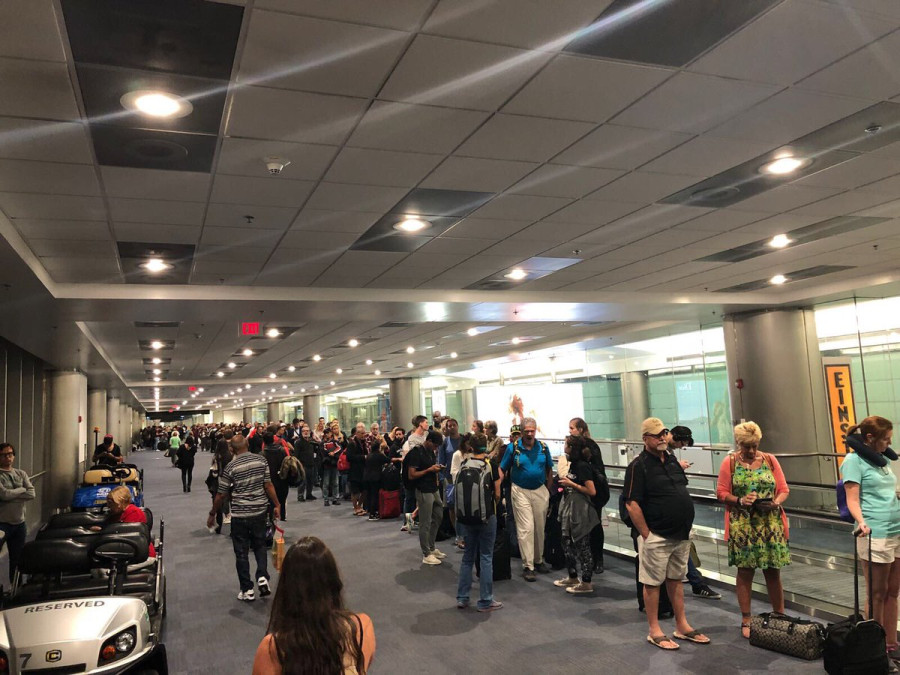 Caída de sistema causa largas filas en aeropuertos de EU