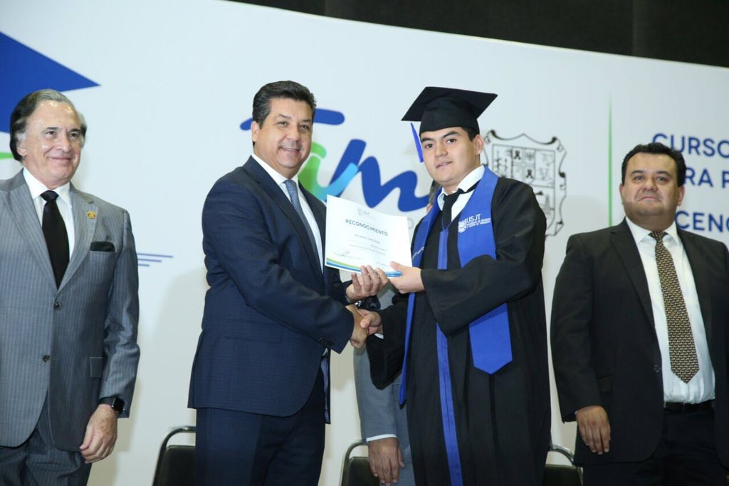 Se gradúan policías; la meta es llegar a 7 mil nuevo elementos