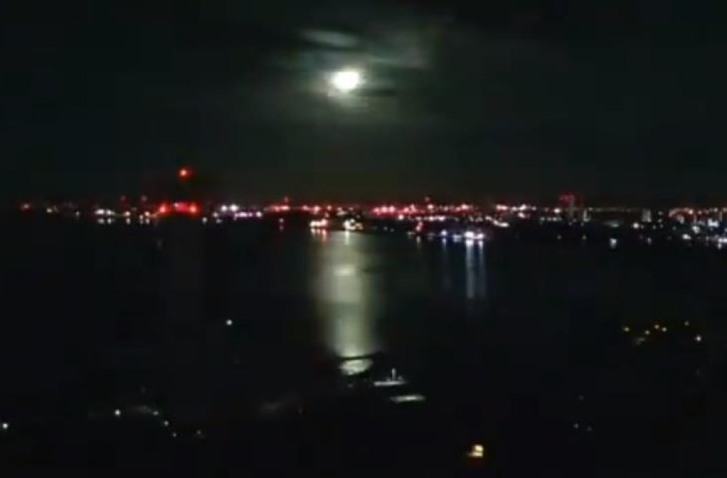 Captan un bólido de luz cayendo en Japón