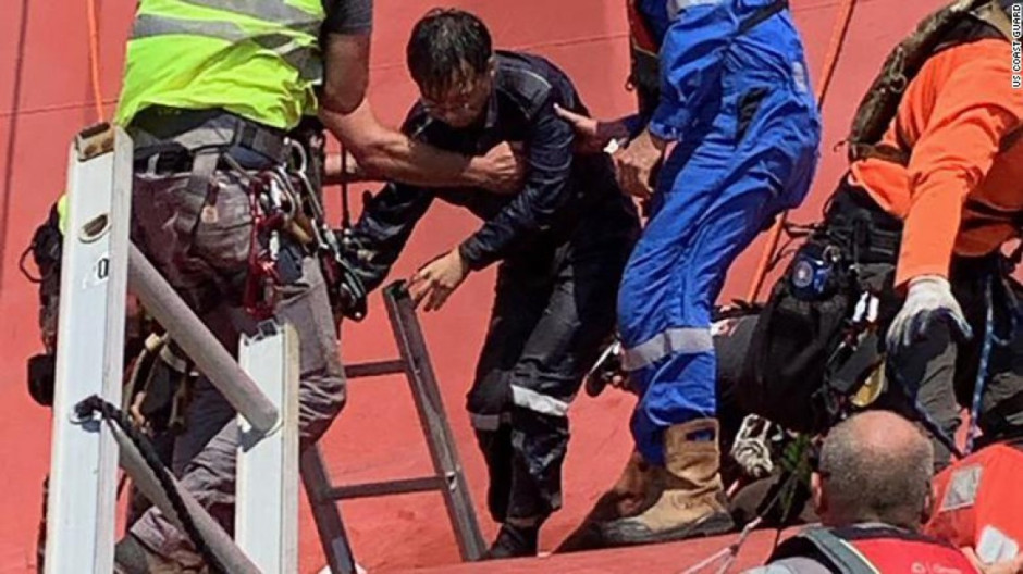 Rescatan a cuatro de buque de carga volcado en Georgia