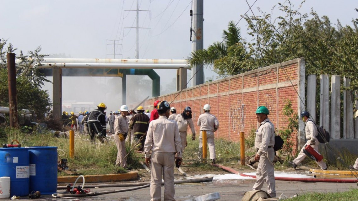 Incendio de zacatal a punto de generar explosión de ductos de Pemex