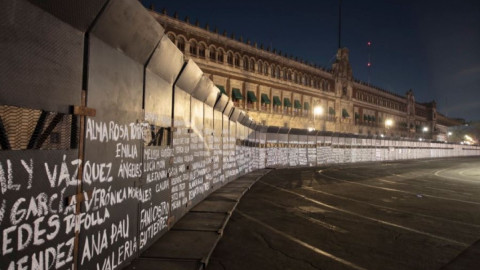Escriben nombres de víctimas de feminicidio en las vallas de protección del Palacio Nacional
