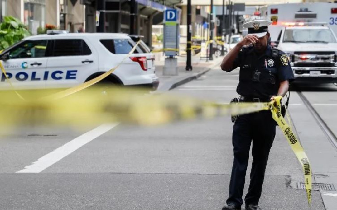 Al menos tres personas murieron este domingo y otras cinco resultaron heridas en un tiroteo en un bar 