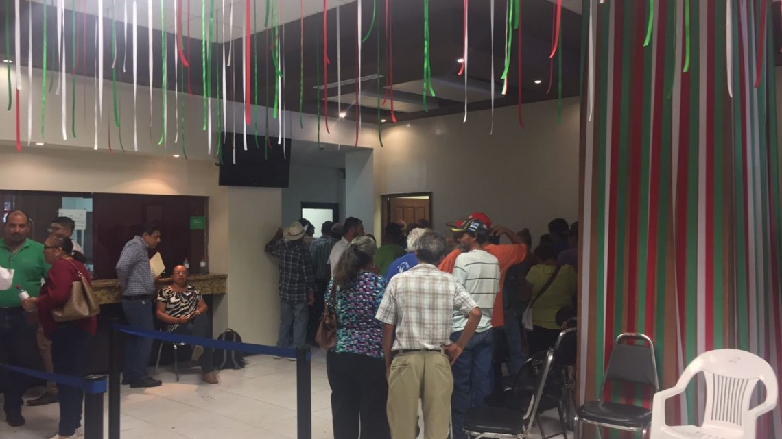 Empleados reclaman vales de despensa al municipio