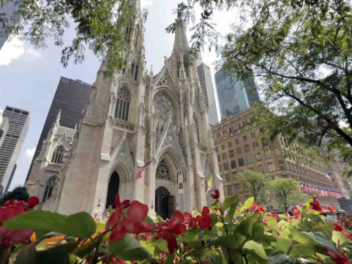 Hombre con gasolina es detenido en catedral de NY