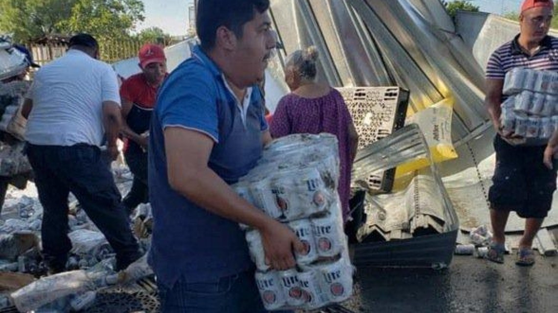 Pobladores roban cervezas de camión volcado en Nuevo Laredo