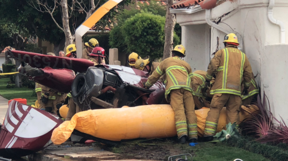 Helicóptero se estrella en una casa de Newport Beach 