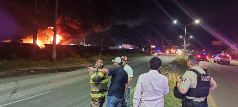 Arden últimos contenedores de aceite, PC y Bomberos custodian zona