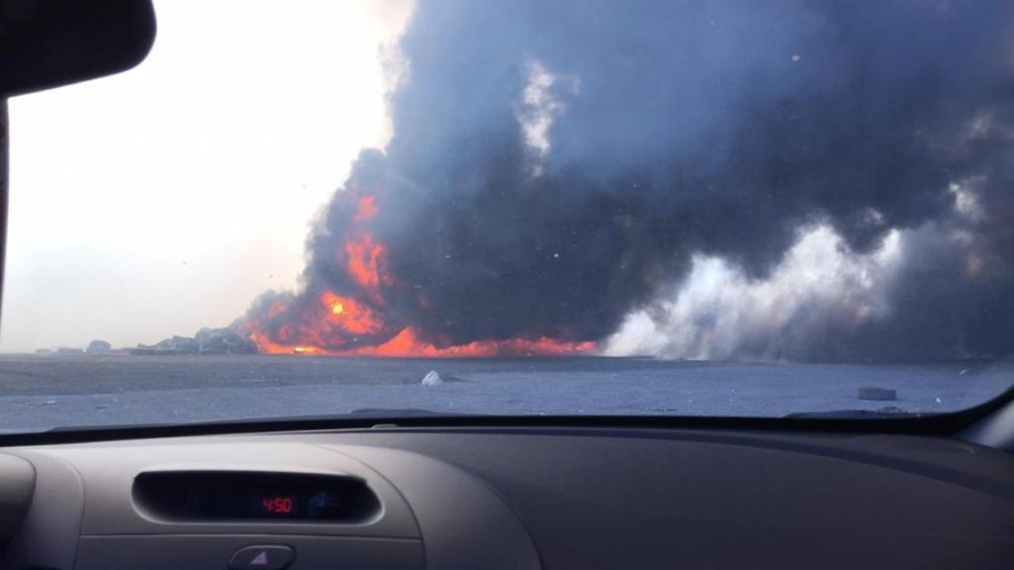 Dantesco incendio consume el relleno sanitario de Victoria