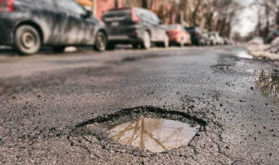 Lluvia causa baches en Texas, piden manejar con precaución