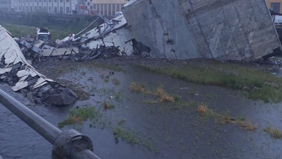 Al menos 22 muertos por el derrumbe de un puente en Génova, Italia