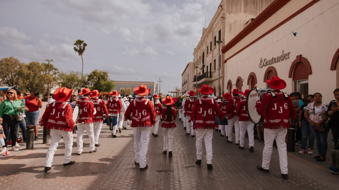 Con desfile dan la bienvenida a la primavera 2025