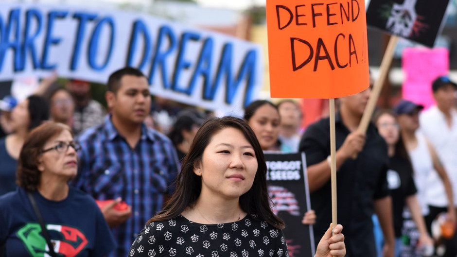 Juez bloquea decisión de Trump sobre fin de DACA