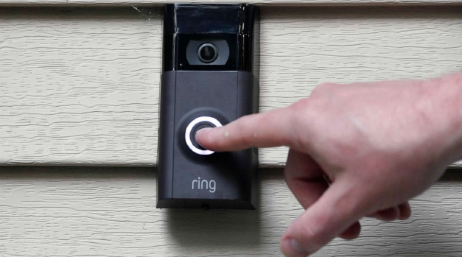 Familia instala cámara de seguridad y es hackeada por acosador