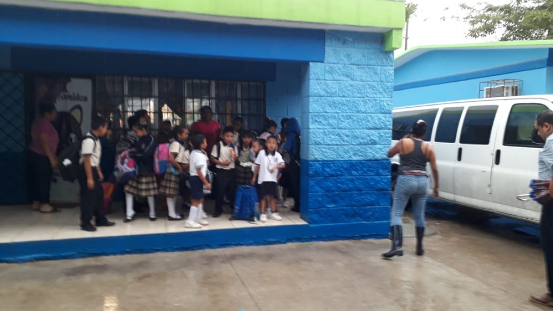 Lluvias generan alarma en escuelas ante el temor de inundación
