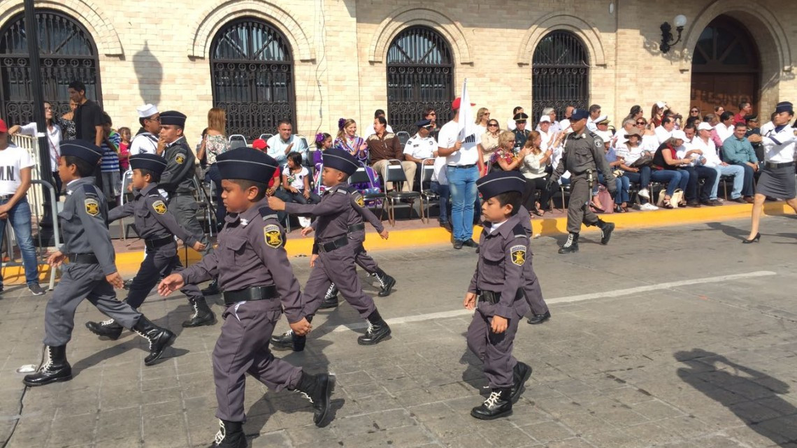 Matamorenses disfrutan desfile militar