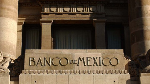 Remesas caen 28.5% en abril tras récord de marzo: Banxico