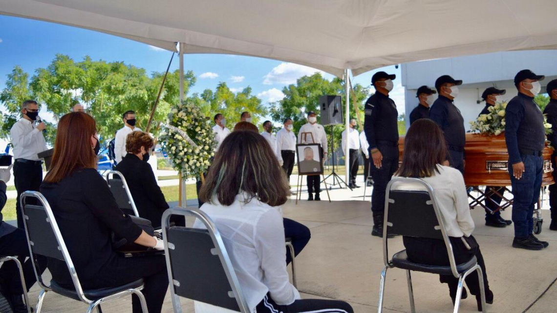 Rinden homenaje a policía abatido en Victoria