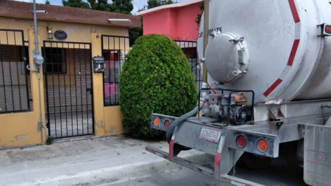 Pipas entregan agua en Villa Florida y Bugambilias