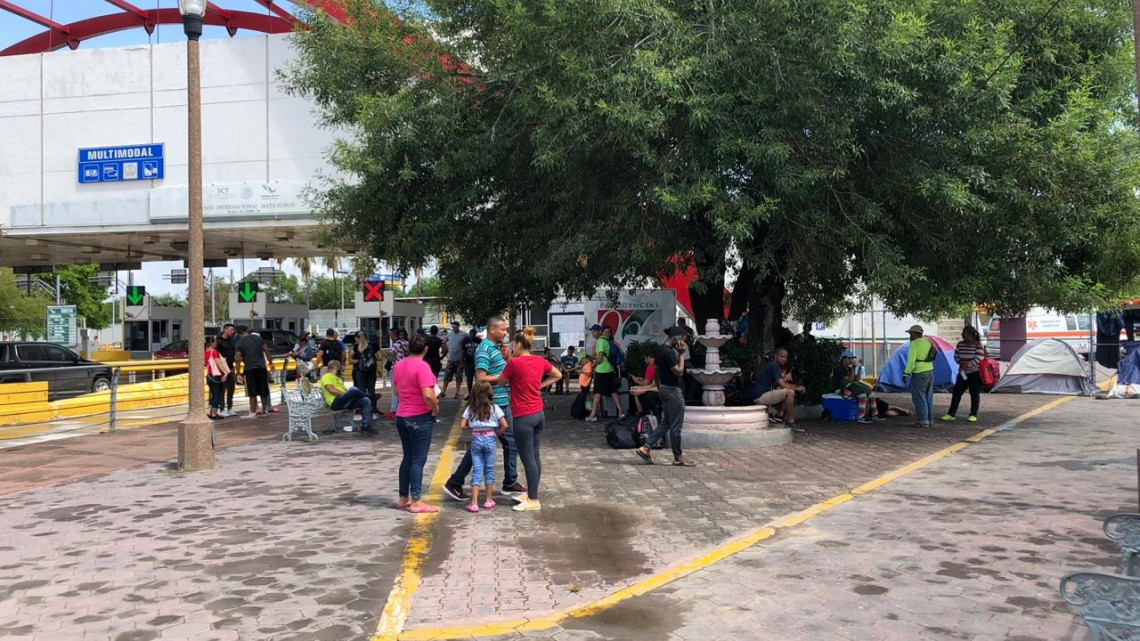 Piden a migrantes retirarse de la explanada del puente internacional 