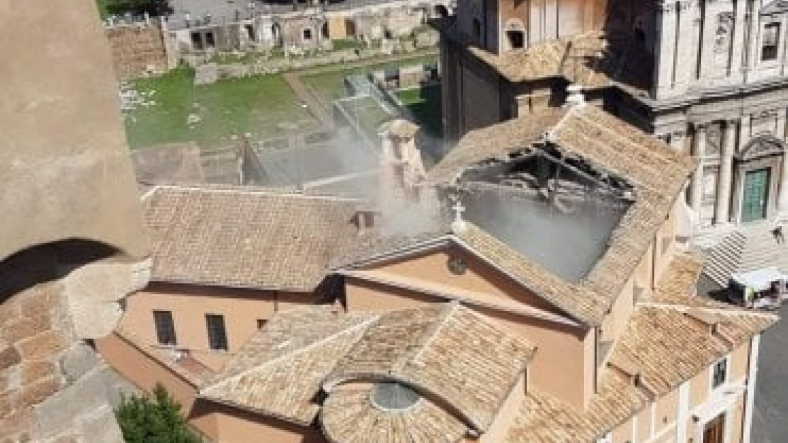 Se derrumba techo de iglesia en Roma