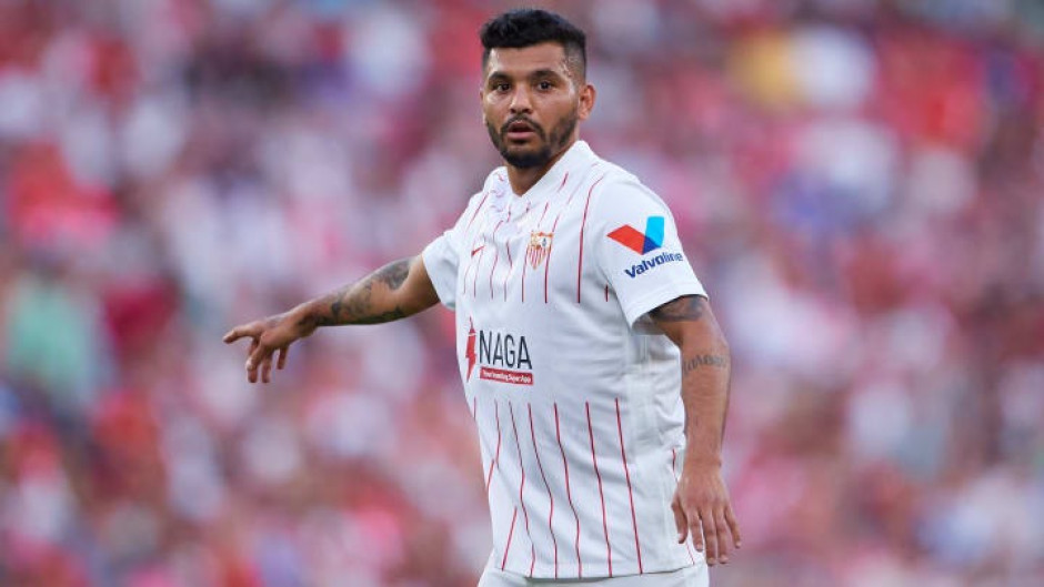 "Tecatito" Corona fuera de la lista del Sevilla para la Champions League