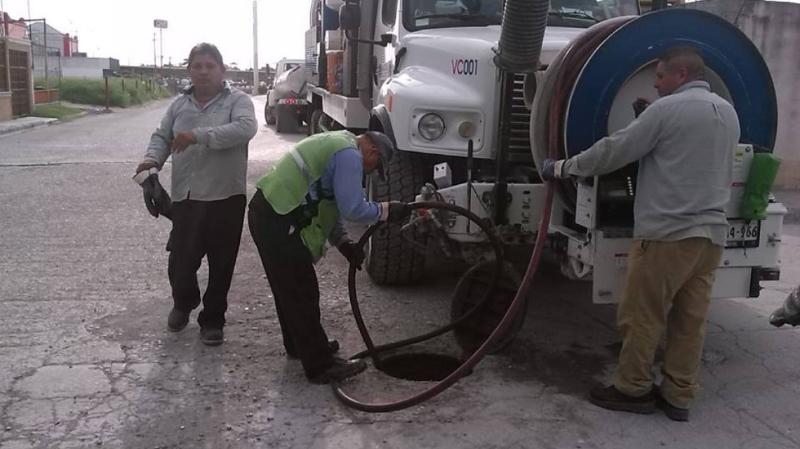 Comapa trabaja con equipo vactor