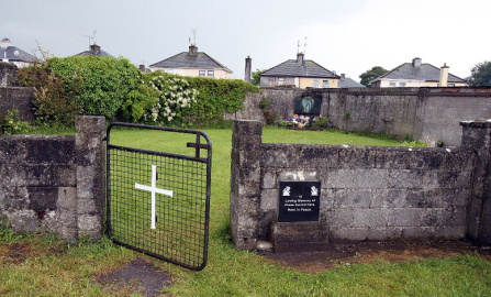 Hallan restos de bebés en centro católico de Irlanda