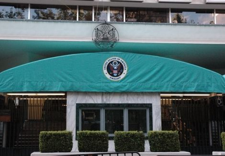 Embajada de EU en contacto con México tras volcadura de autobús