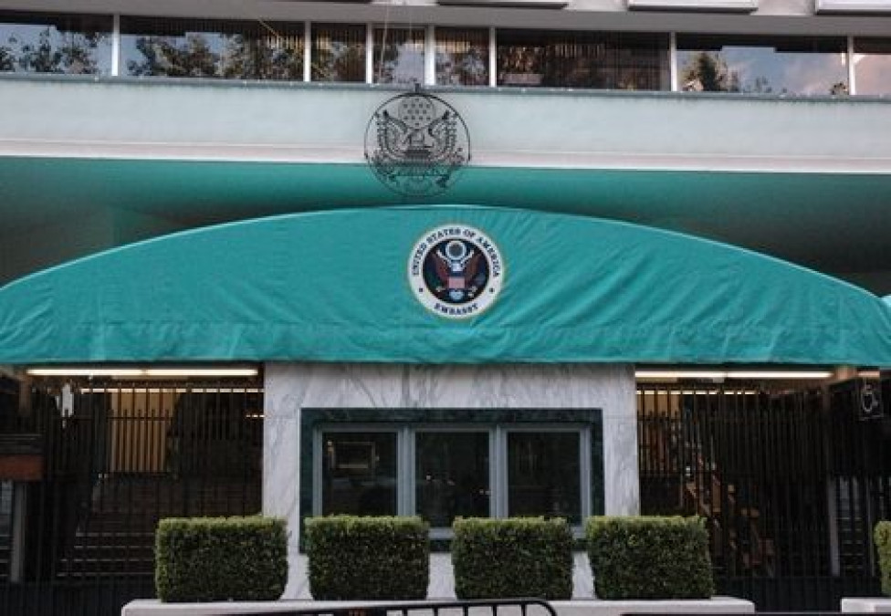 Embajada de EU en contacto con México tras volcadura de autobús