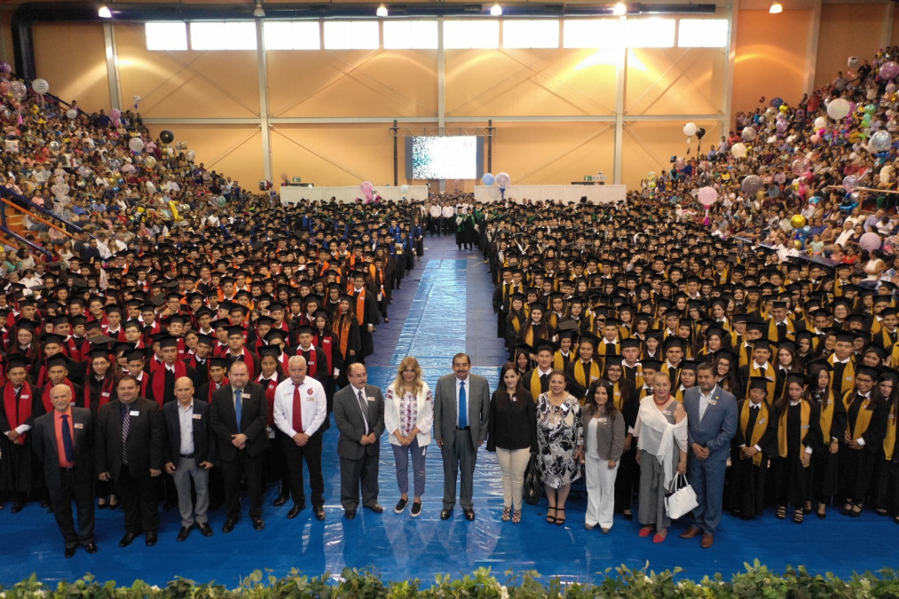 Exhorta Maki Ortiz a jóvenes a seguirse preparando para lograr sus metas