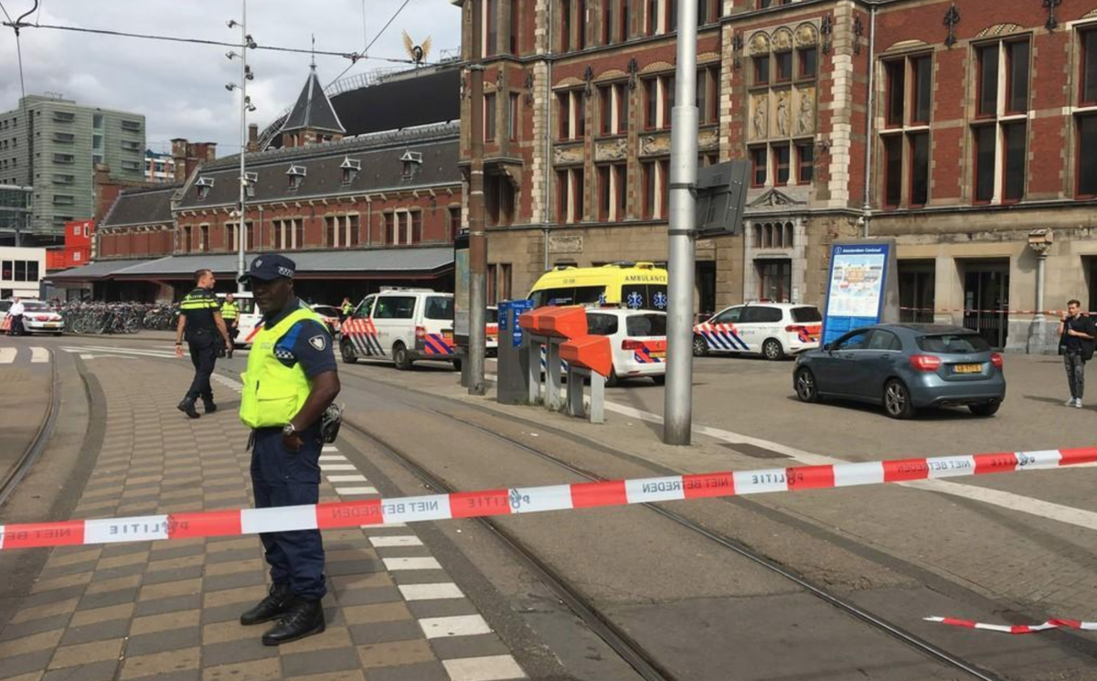 Ataque con cuchillo deja dos heridos en estación de tren en Holanda